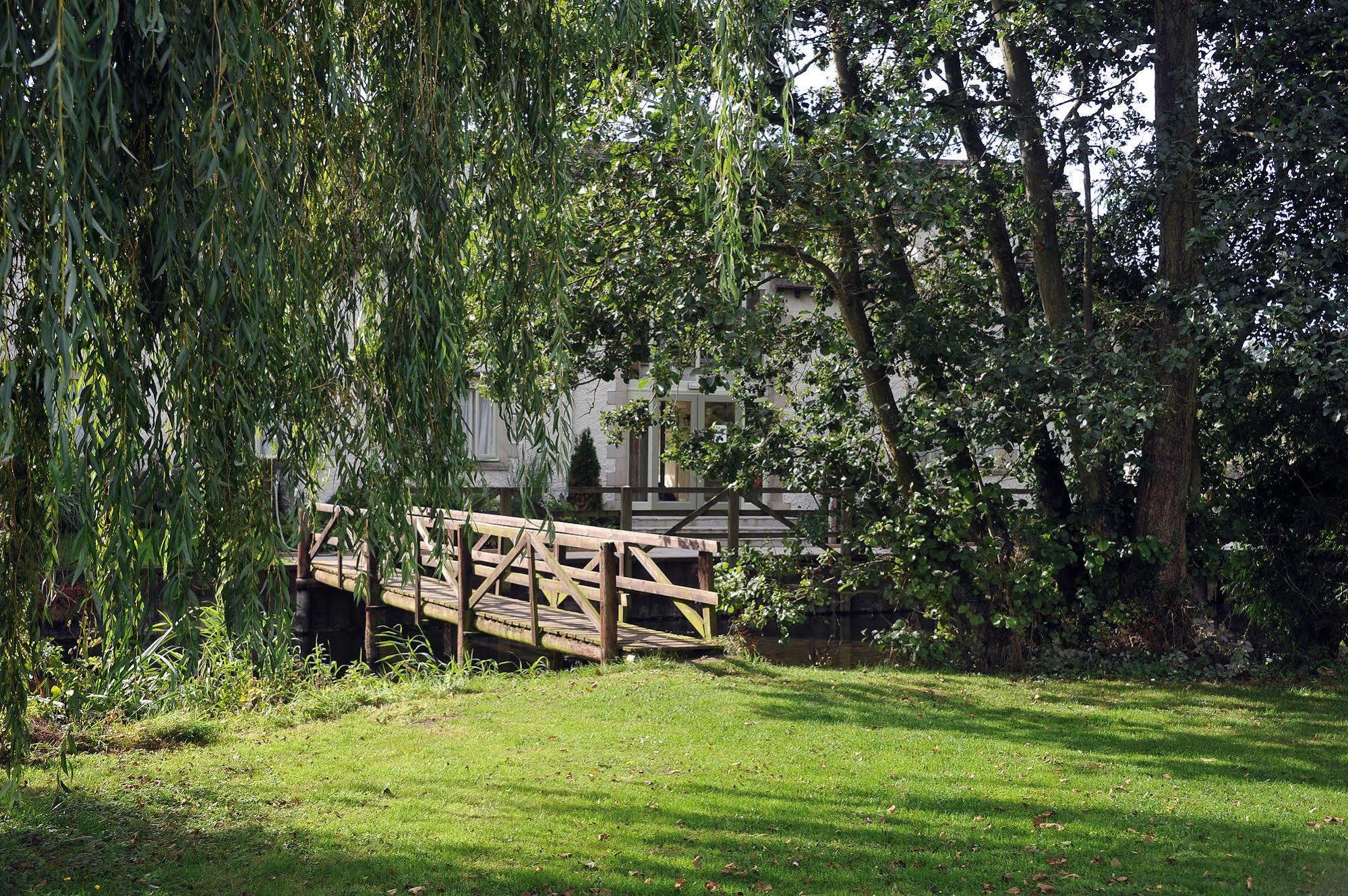 The Crown Of Crucis Country Inn And Hotel Сайърънсестър Екстериор снимка